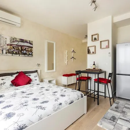 Waterfront Metropolitan Apartment *