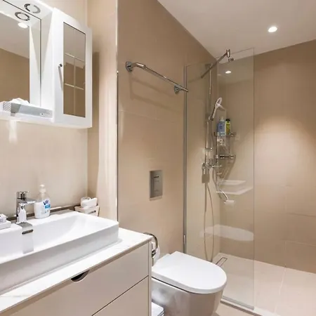 Waterfront Metropolitan Apartment *